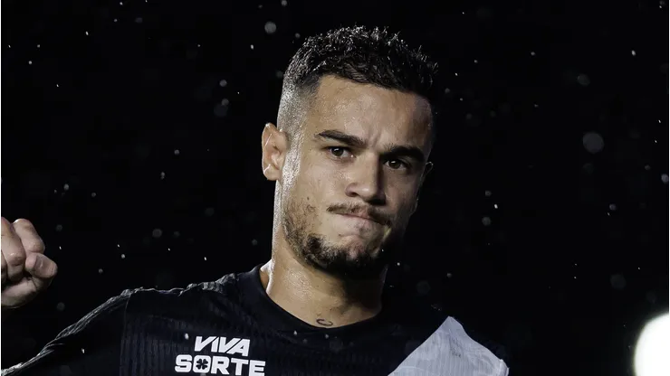 Coutinho jogador do Vasco comemora seu gol durante partida contra o Botafogo no estadio Sao Januario pelo campeonato Carioca 2026. Foto: Andre Mourao/AGIF