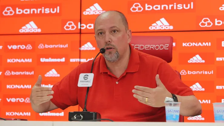 Barcellos destacou a busca por novos jogadores - Foto Ricardo Duarte/Internacional.