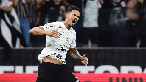 Lucas Veríssimo, do Corinthians, comemora após marcar o segundo gol da equipe durante a partida entre Corinthians e Grêmio (Imagem: Mauro Horita/Getty Images)