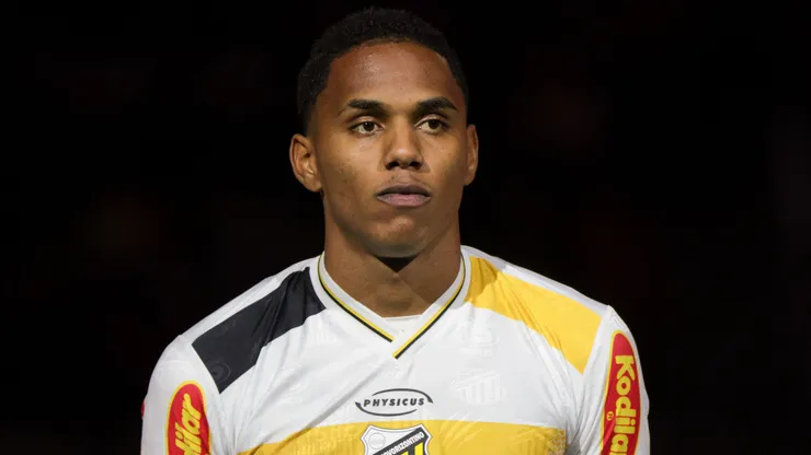 Dantas jogador do Novorizontino durante partida contra o Athletico-PR no estadio Arena da Baixada pelo campeonato Brasileiro B 2025. Foto: Robson Mafra/AGIF