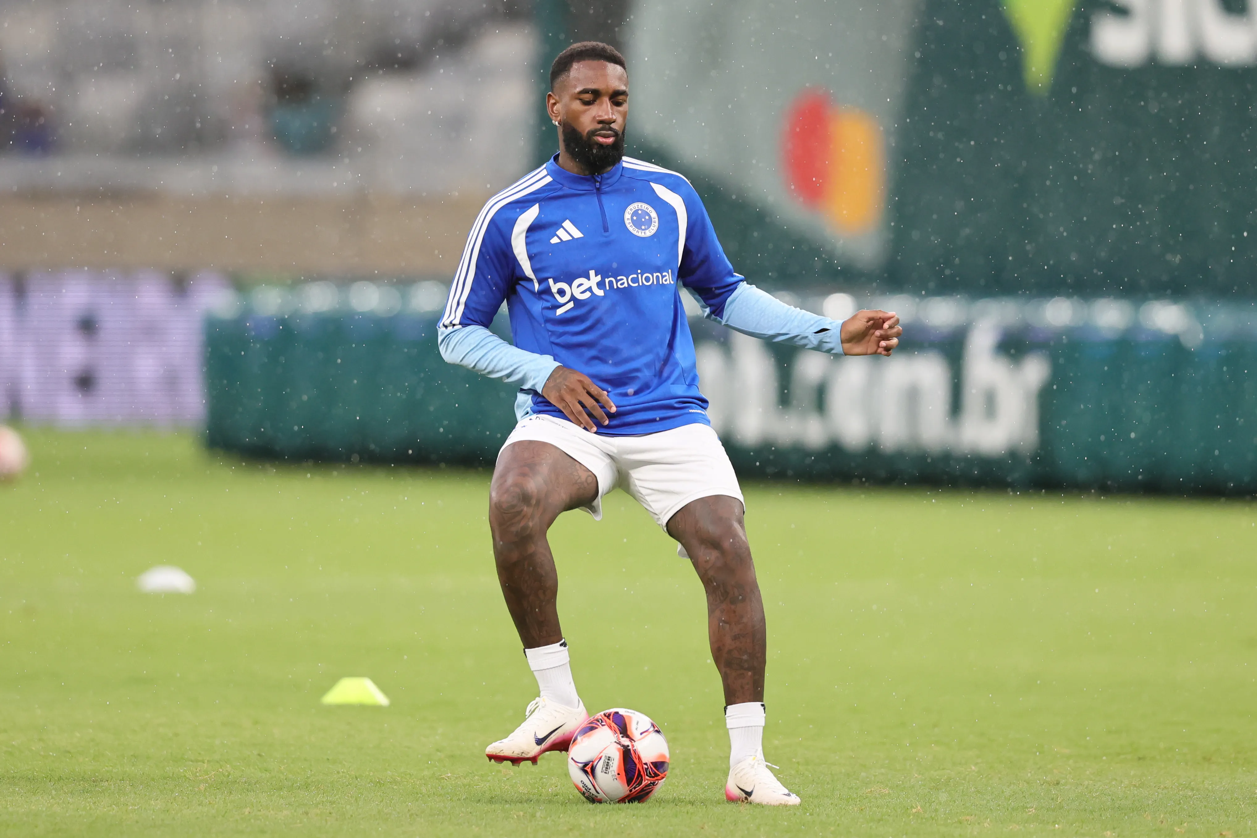 Gerson aquecendo durante jogo entre Cruzeiro x Democrata-MG – Foto: Gilson Lobo/AGIF