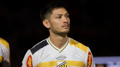 Luis Oyama jogador do Novorizontino durante partida contra o Athletico-PR no estadio Arena da Baixada pelo campeonato Brasileiro B 2025. Foto: Robson Mafra/AGIF
