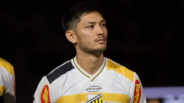 Luis Oyama jogador do Novorizontino durante partida contra o Athletico-PR no estadio Arena da Baixada pelo campeonato Brasileiro B 2025. Foto: Robson Mafra/AGIF
