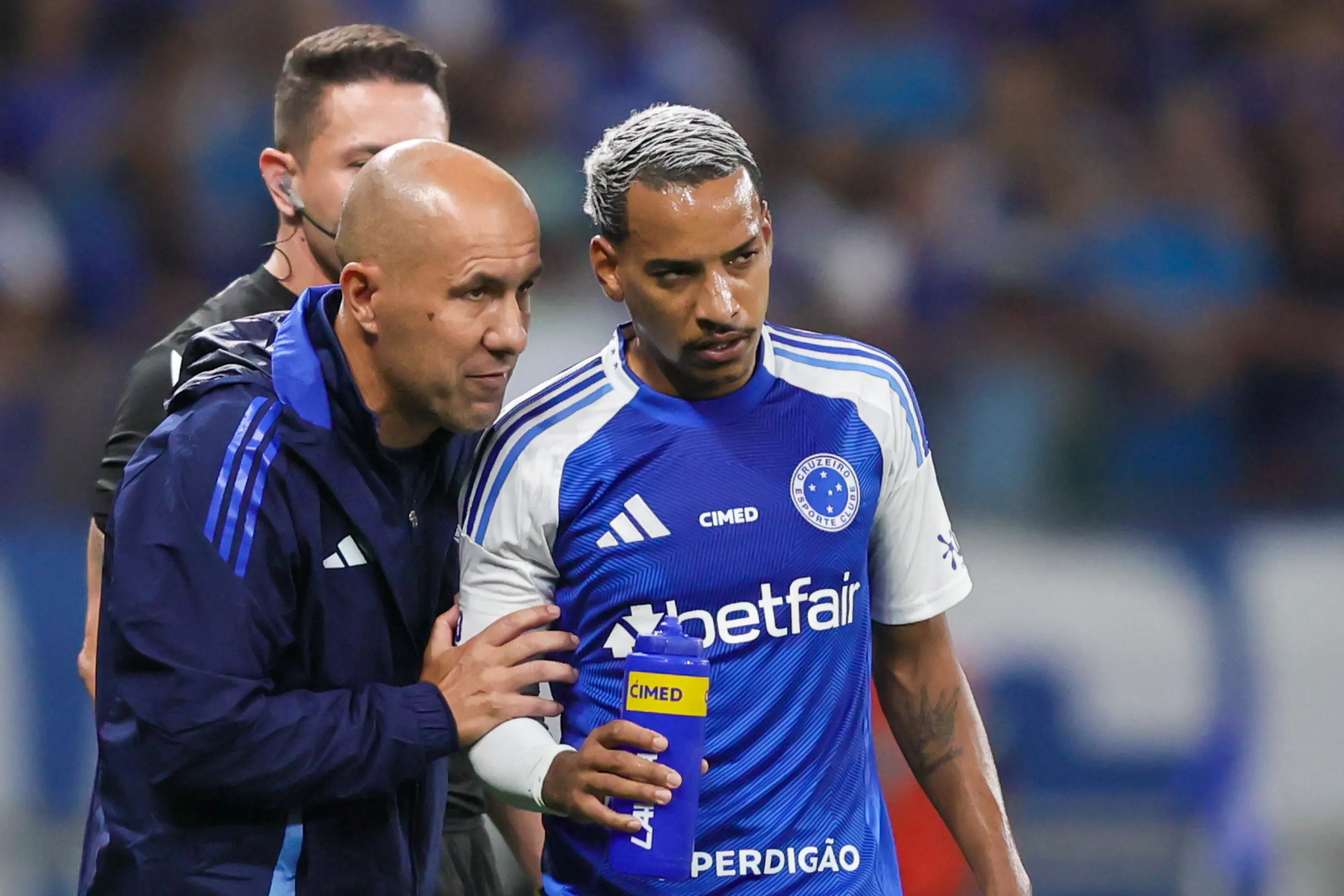 MG – BELO HORIZONTE – 18/10/2025 – BRASILEIRO A 2025, CRUZEIRO X FORTALEZA – Leonardo Jardim tecnico do Cruzeiro conversa com o Jogador Matheus Pereira durante partida contra o Fortaleza no estadio Mineirao pelo campeonato Brasileiro A 2025. Foto: Gilson Lobo/AGIF