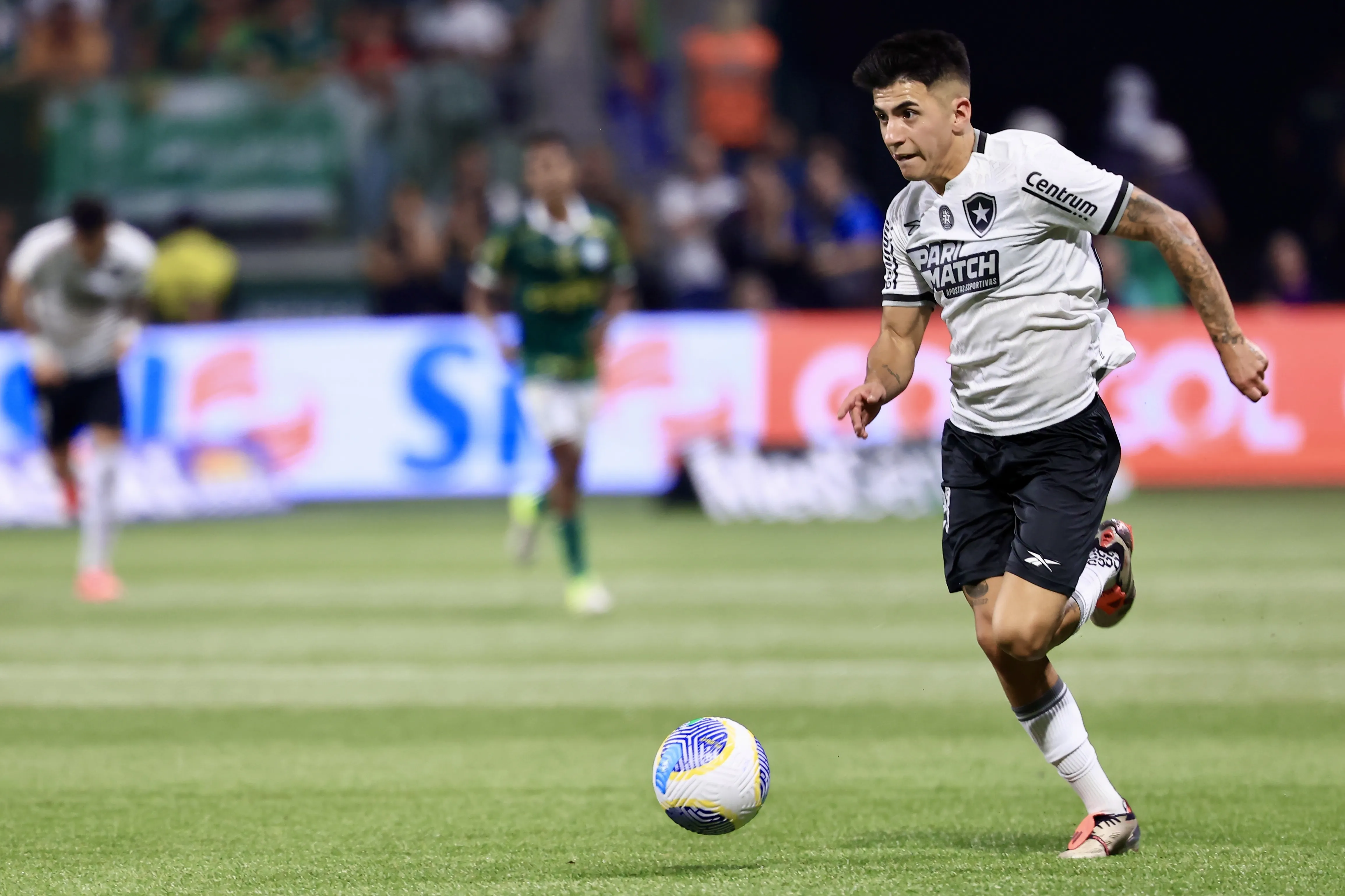 Almada jogador do Botafogo durante partida contra o Palmeiras no estadio Arena Allianz Parque pelo campeonato Brasileiro A 2024. Foto: Marcello Zambrana/AGIF