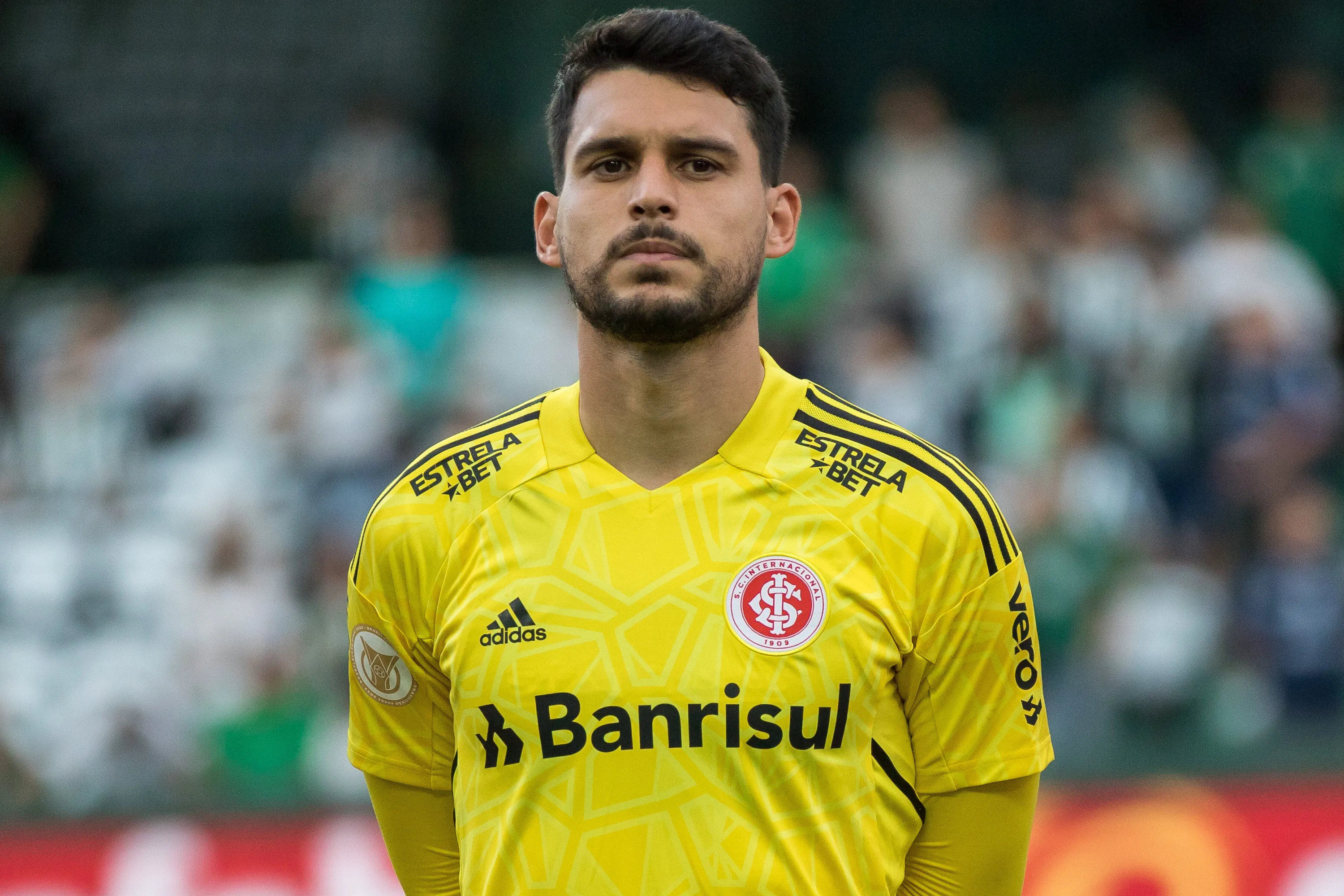 PR – Curitiba – 23/10/2022 – BRASILEIRO A 2022, CORITIBA X INTERNACIONAL – Keiller goleiro do Internacional durante execucao do hino nacional antes da partida contra o Coritiba no estadio Couto Pereira pelo campeonato Brasileiro A 2022. Foto: Robson Mafra/AGIF