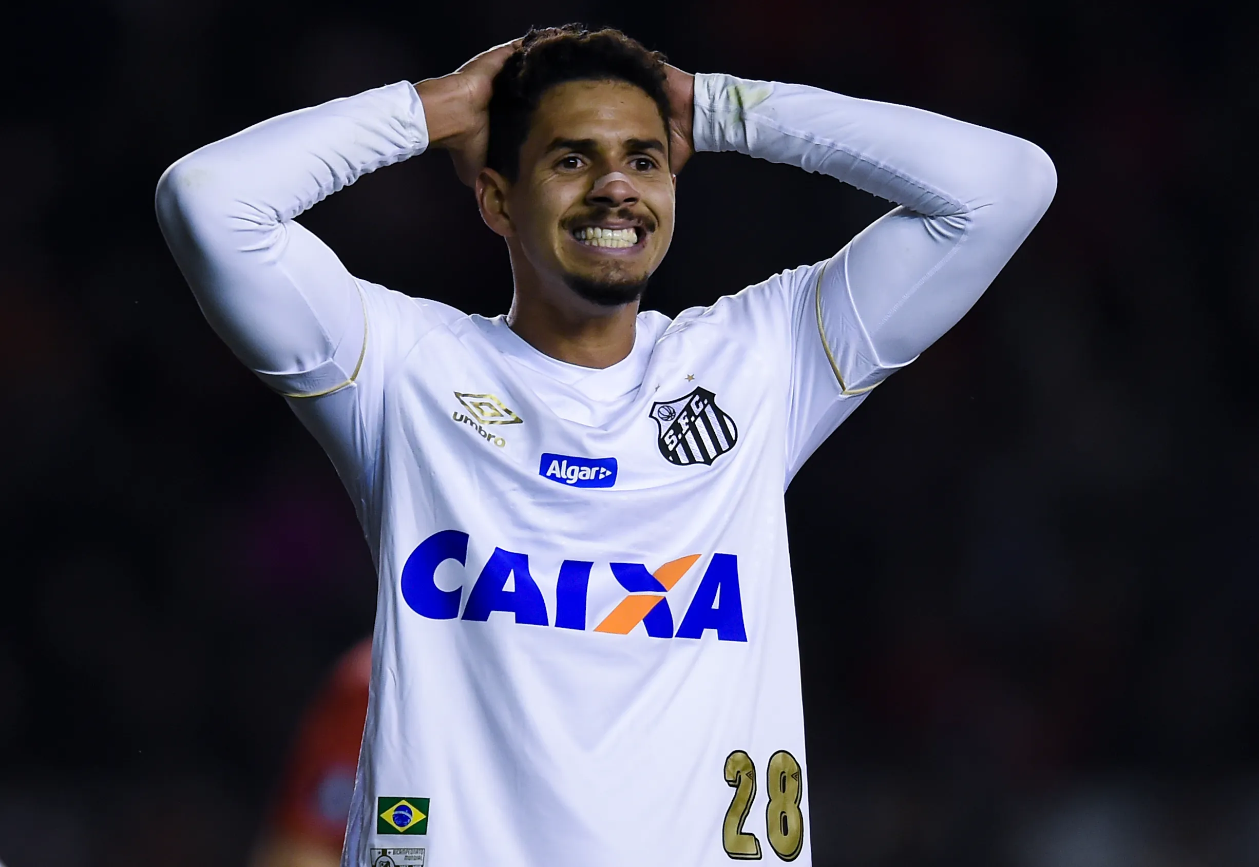 AVELLANEDA, ARGENTINA – AUGUST 21: Lucas Verissimo of Santos reacts during a round of sixteen match between Independiente and Santos as part of Copa CONMEBOL Libertadores 2018 at Libertadores de America Stadium on August 21, 2018 in Avellaneda, Argentina. (Photo by Marcelo Endelli/Getty Images)