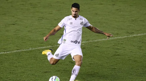 Lucas Verissimo of Santos controls the ball during the match against Sao Paulo as part of Brasileirao Series A 2020 at Vila Belmiro Stadium on September 12, 2020 in Santos, Brazil. The match is played behind closed doors and with precautionary measures against the spread of coronavirus (COVID-19)