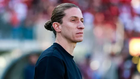 Filipe Luís negociou com o grupo que é dono do Chelsea.
