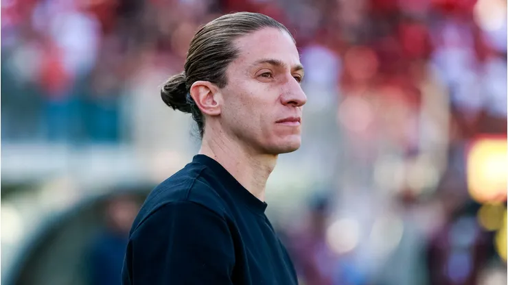 Filipe Luís negociou com o grupo que é dono do Chelsea.