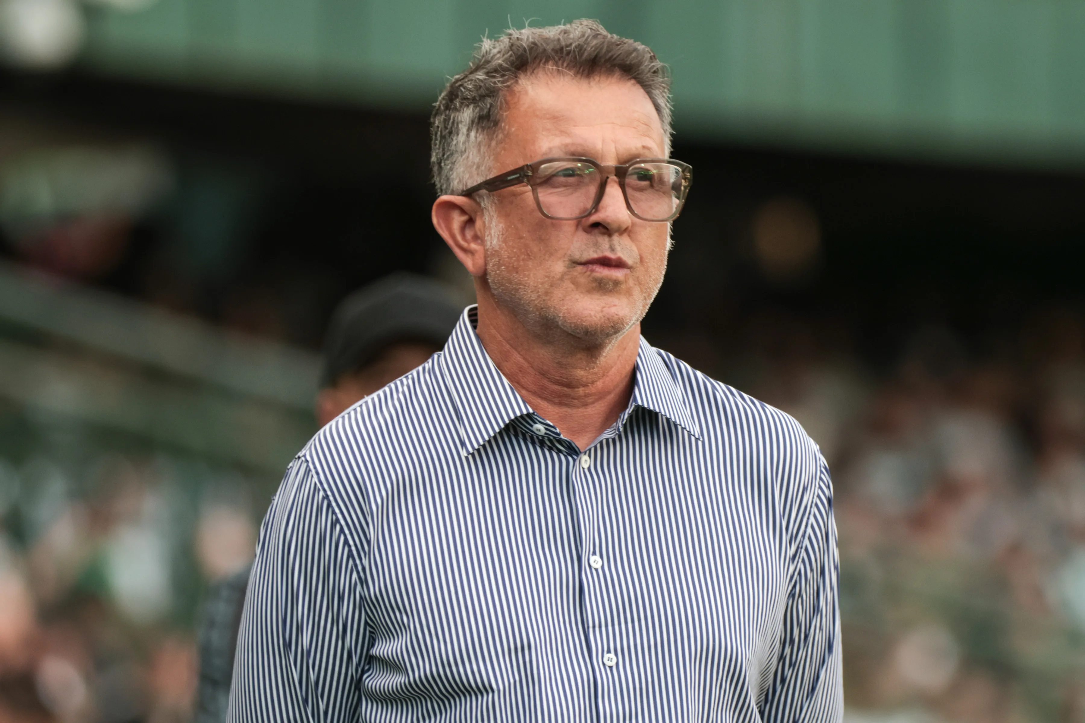 Juan Carlos Osorio tecnico do Athletico-PR durante partida contra o Coritiba no estadio Couto Pereira pelo campeonato Paranaense 2024. Foto: Robson Mafra/AGIF