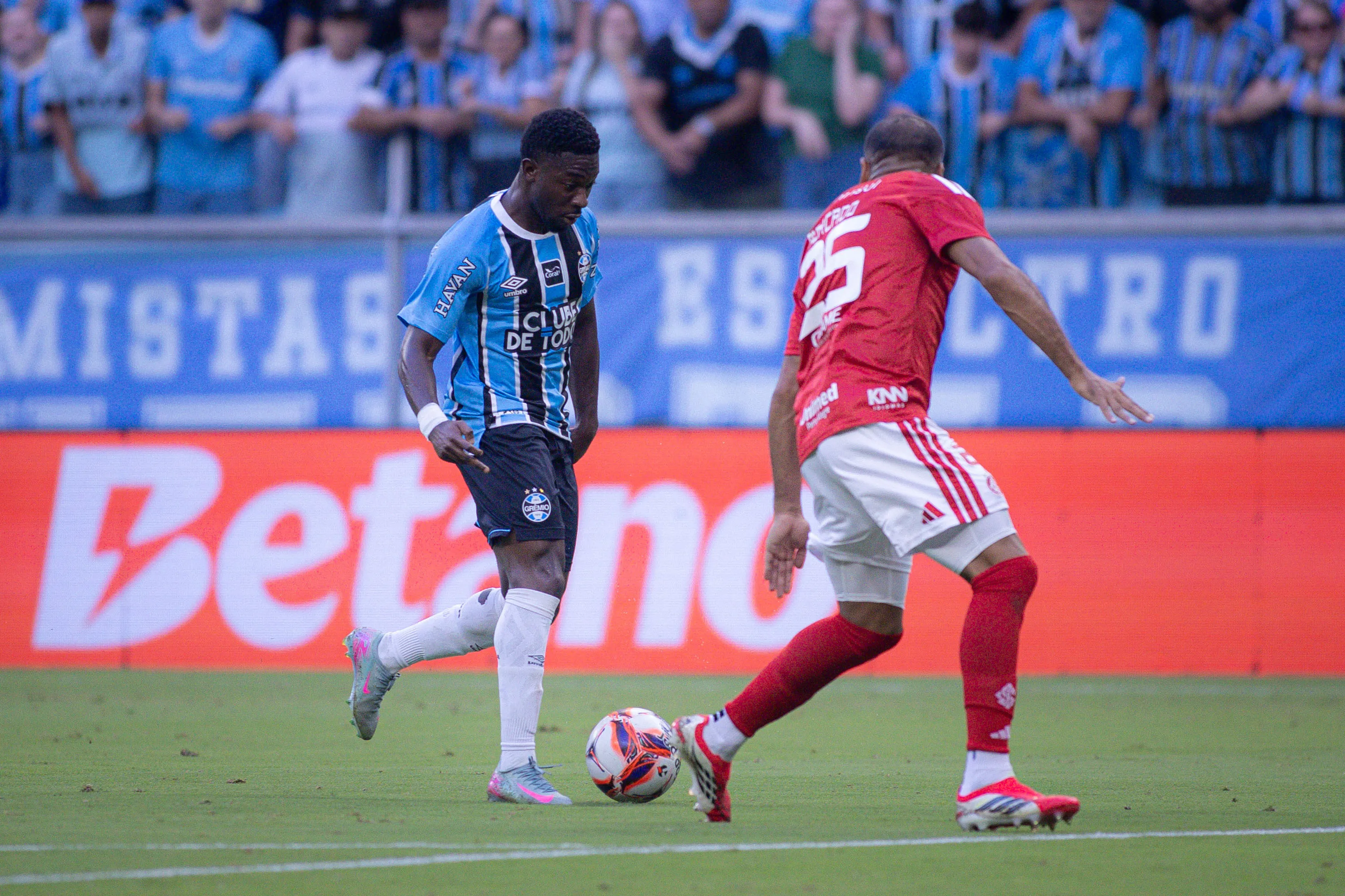 RS – PORTO ALEGRE – 01/03/2026 – GAUCHO 2026, GREMIO X INTERNACIONAL – Francis Amuzu jogador do Gremio durante partida contra o Internacional no estadio Arena do Gremio pelo campeonato Gaucho 2026. Foto: Maxi Franzoi/AGIF
