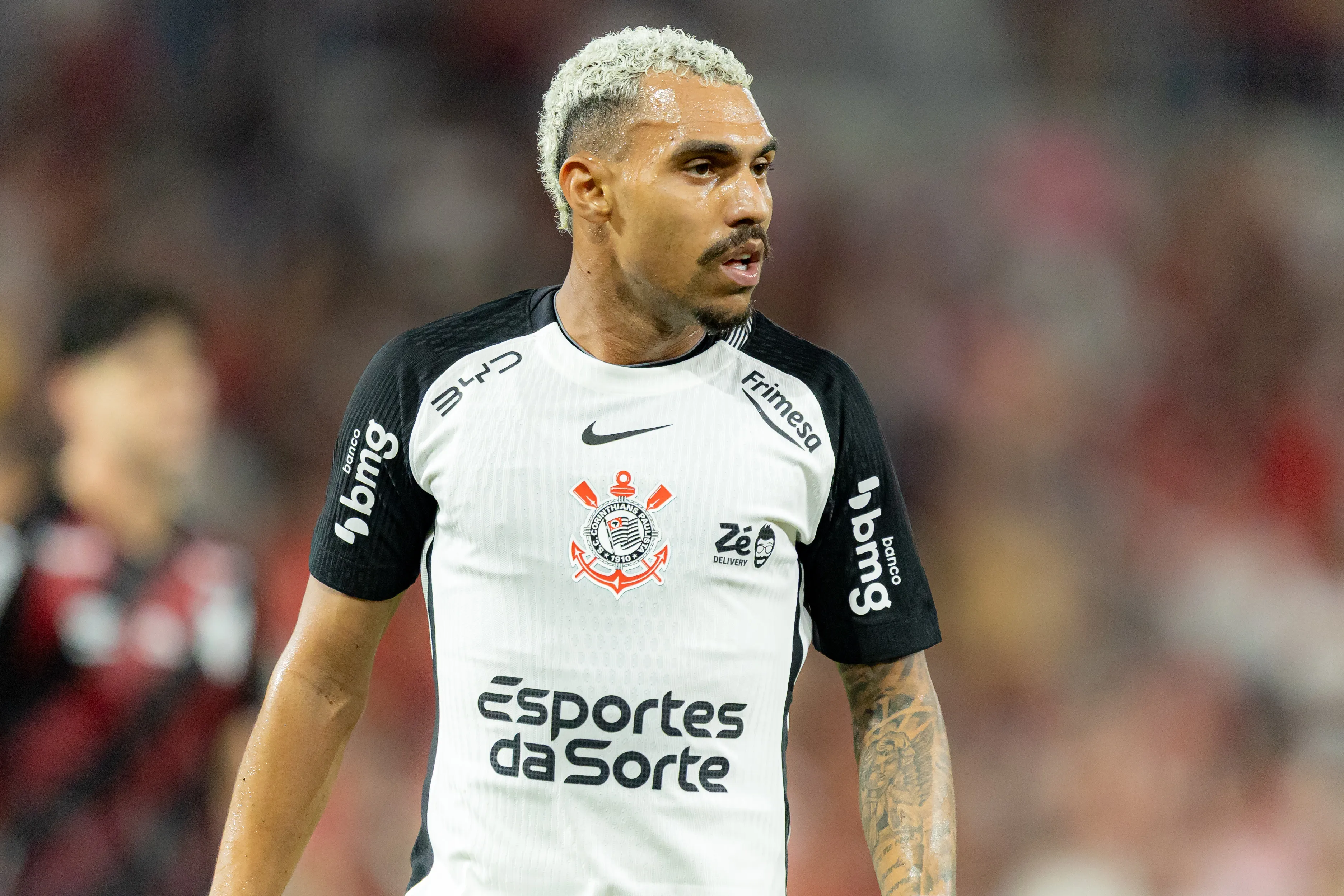 PR – CURITIBA – 19/02/2026 – BRASILEIRO A 2026, ATHLETICO-PR X CORINTHIANS – Matheuzinho jogador do Corinthians durante partida contra o Athletico-PR no estadio Arena da Baixada pelo campeonato Brasileiro A 2026. Foto: Paulo De Tarso/AGIF