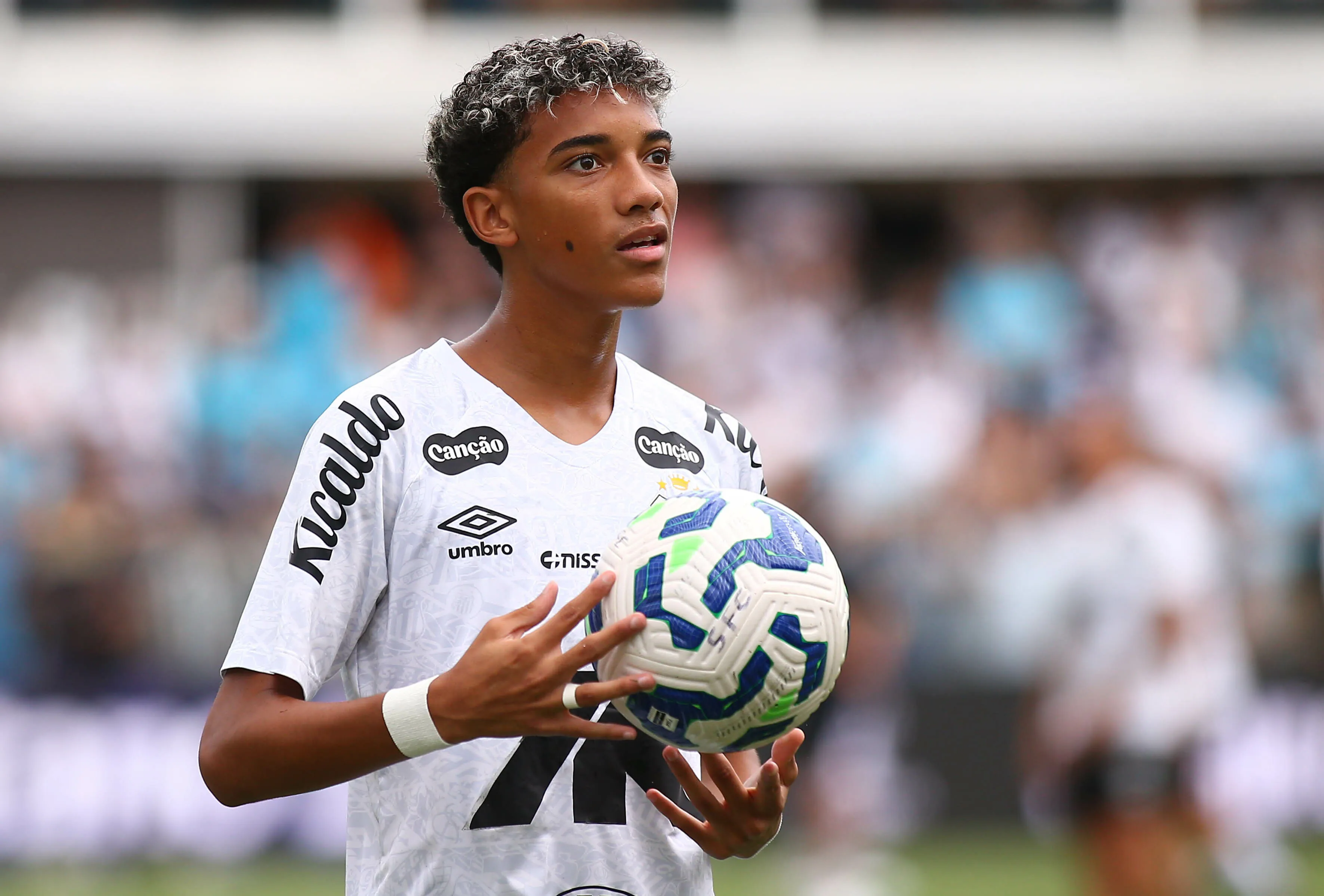 SP – SANTOS – 07/12/2025 – BRASILEIRO A 2025, SANTOS X CRUZEIRO – Robinho Jr jogador do Santos durante aquecimento antes da partida contra o Cruzeiro no estadio Vila Belmiro pelo campeonato Brasileiro A 2025. Foto: Mauricio De Souza/AGIF