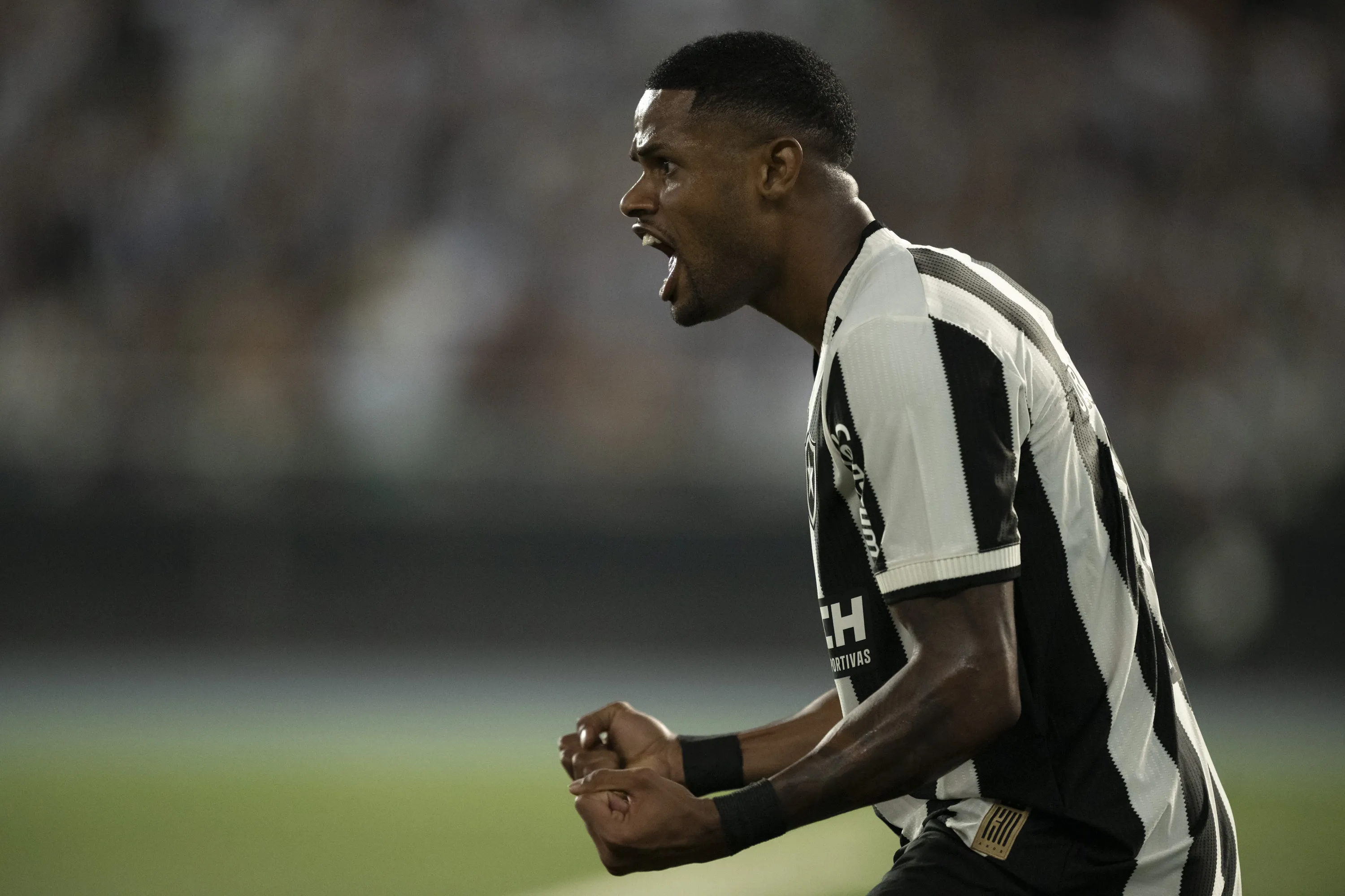 Junior Santos jogador do Botafogo comemora seu gol durante partida contra o LDU no estadio Engenhao pelo campeonato Copa Libertadores 2024. Foto: Jorge Rodrigues/AGIF