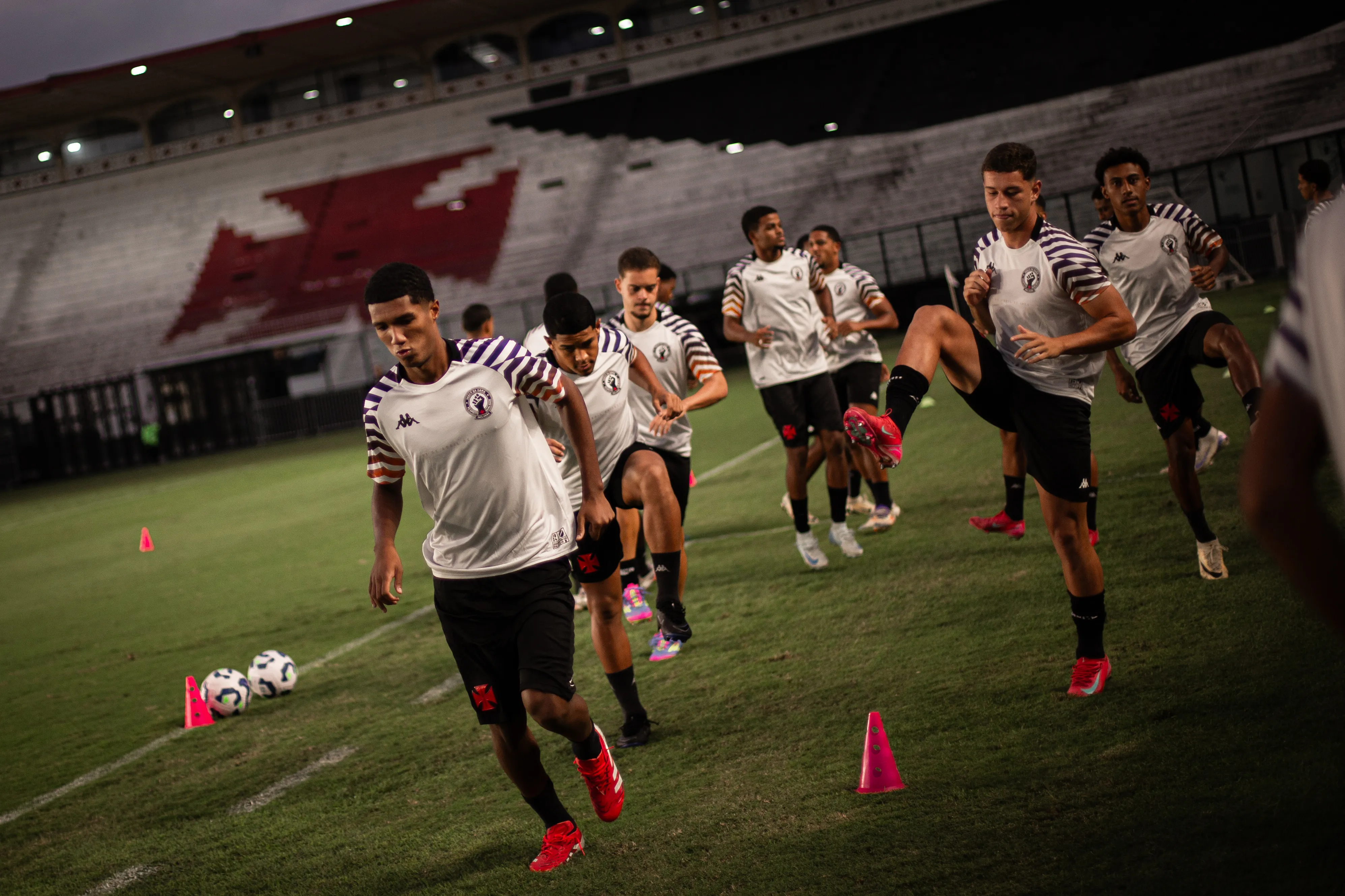 Diego Ahmed em aquecimento com a equipe antes de confronto com o São Paulo. Foto: CRVG
