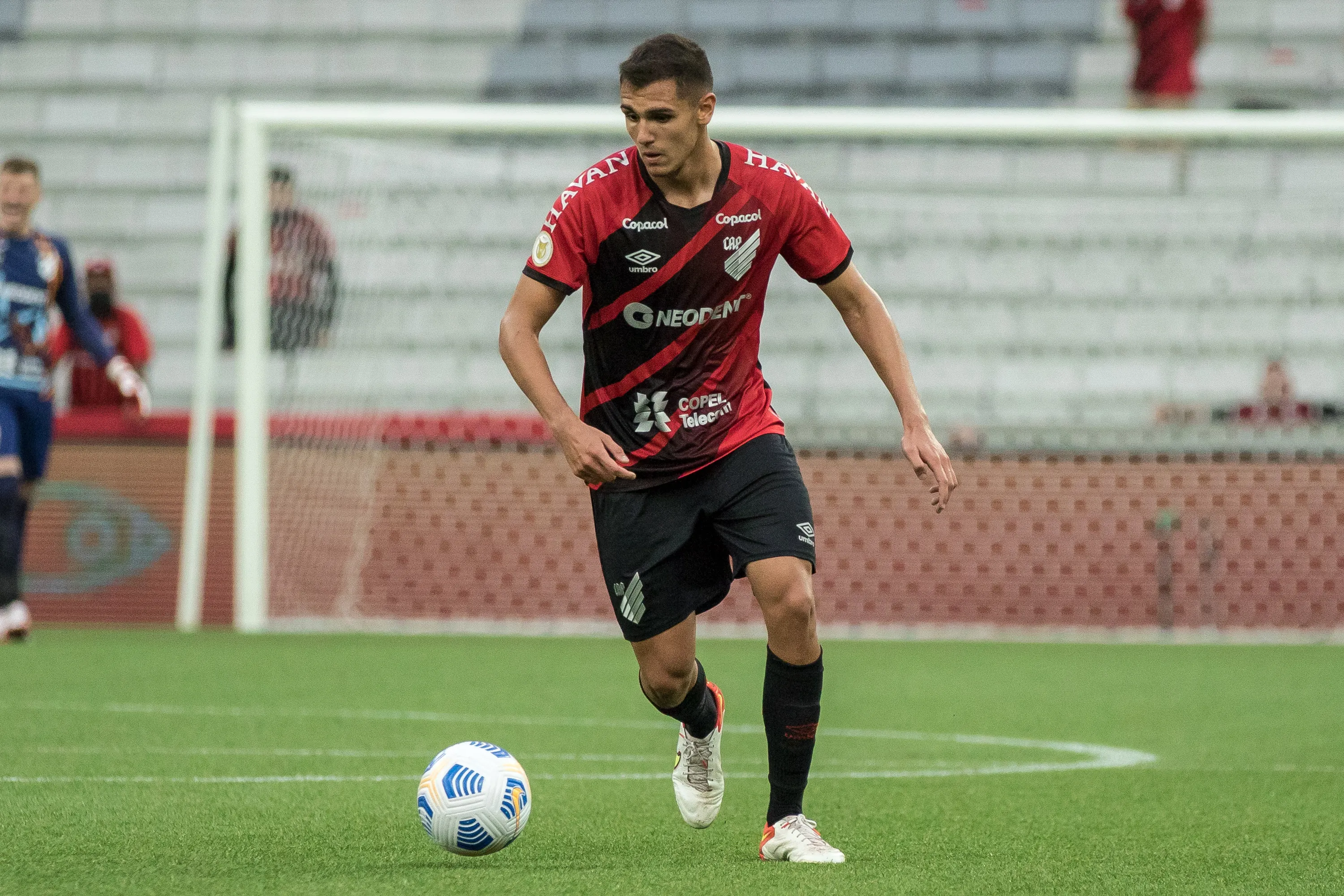 Lucas Fasson atuando no Athlético-PR em 2021 – Foto: Robson Mafra/AGIF