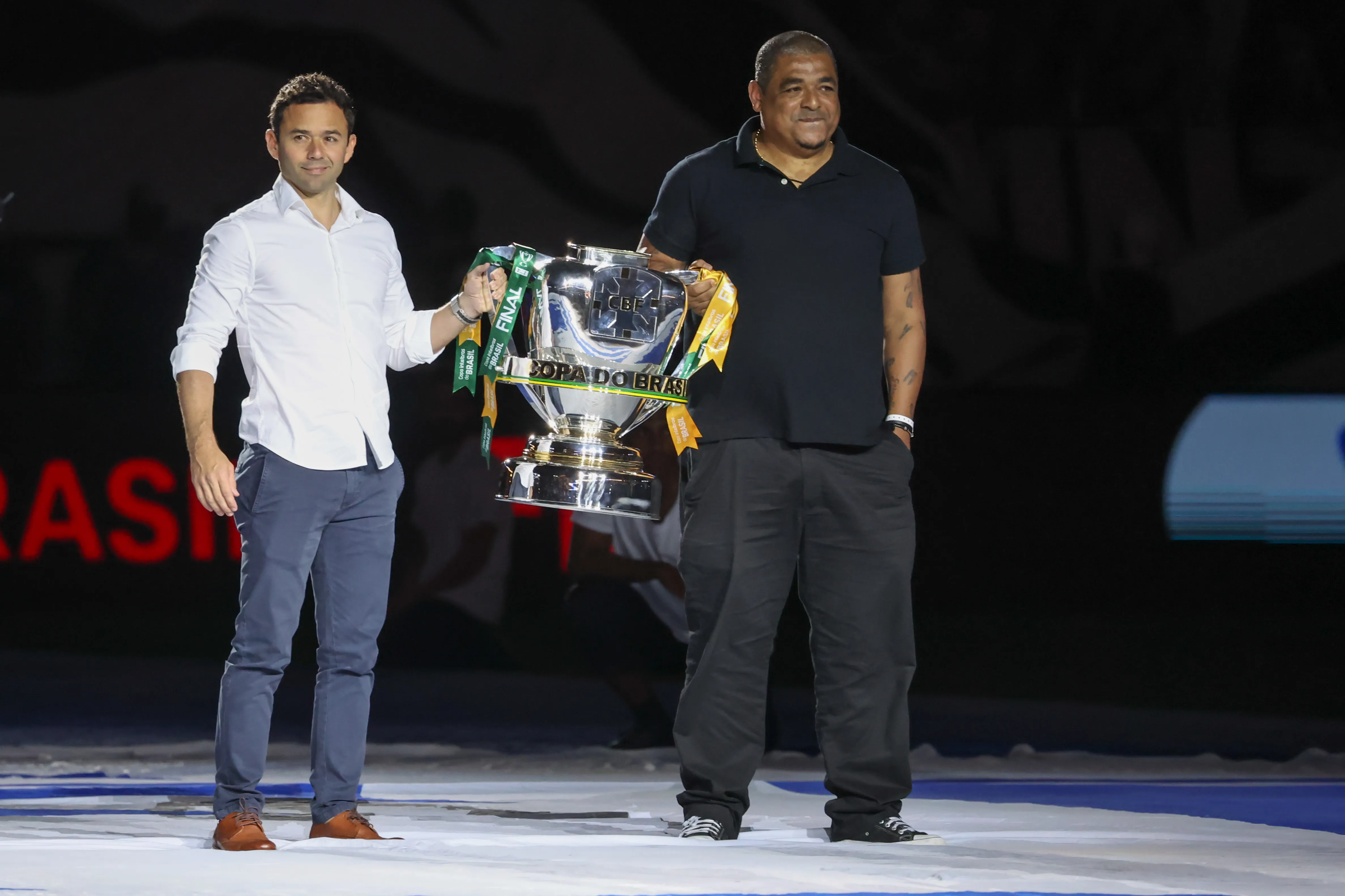 Vampeta ex-jogador com a taca antes da partida entre Corinthians e Flamengo no estadio Arena Corinthians pelo campeonato Copa do Brasil 2022. Foto: Marcello Zambrana/AGIF