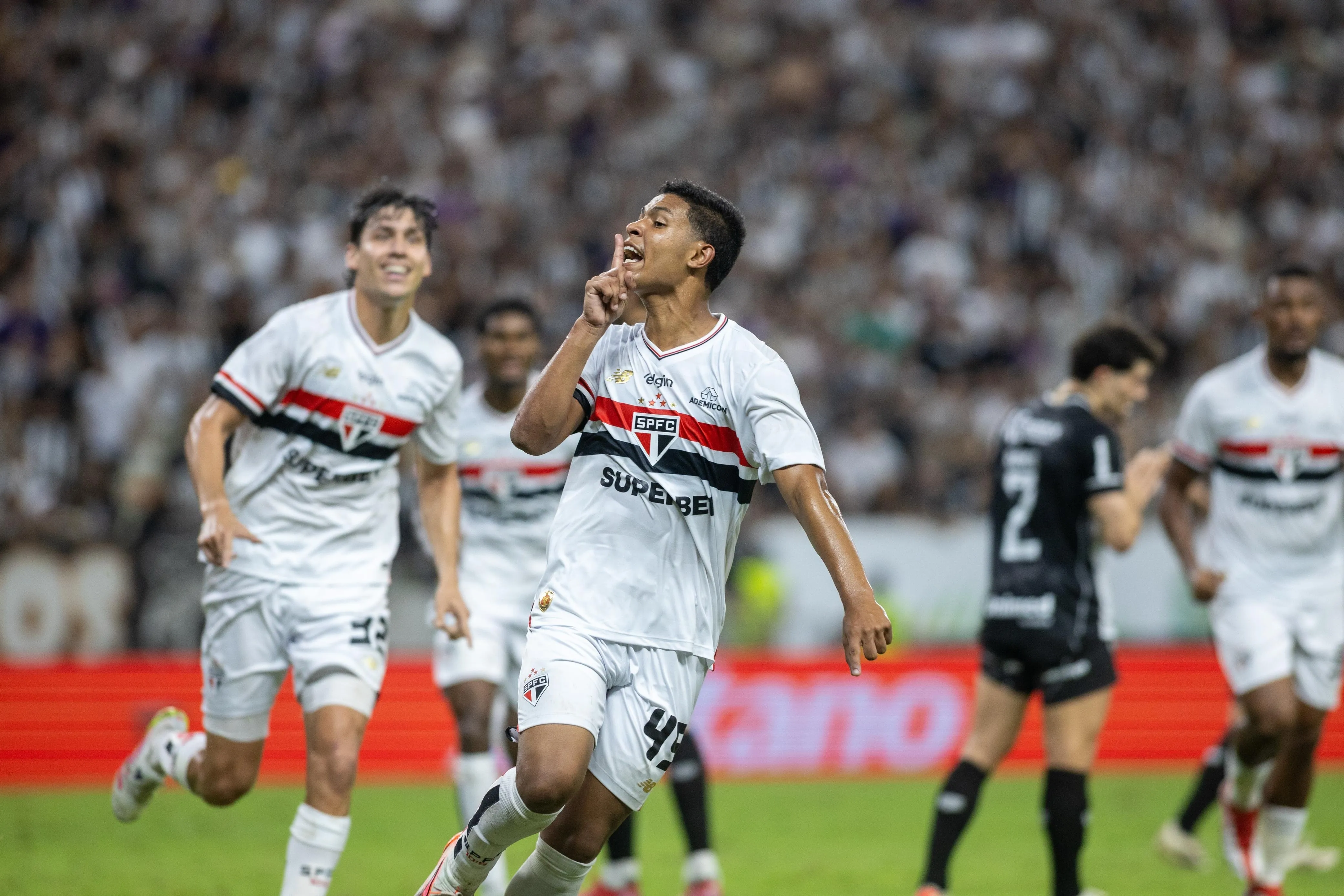Ryan Francisco comemorando gol pelo São Paulo –  Foto: Baggio Rodrigues/AGIF