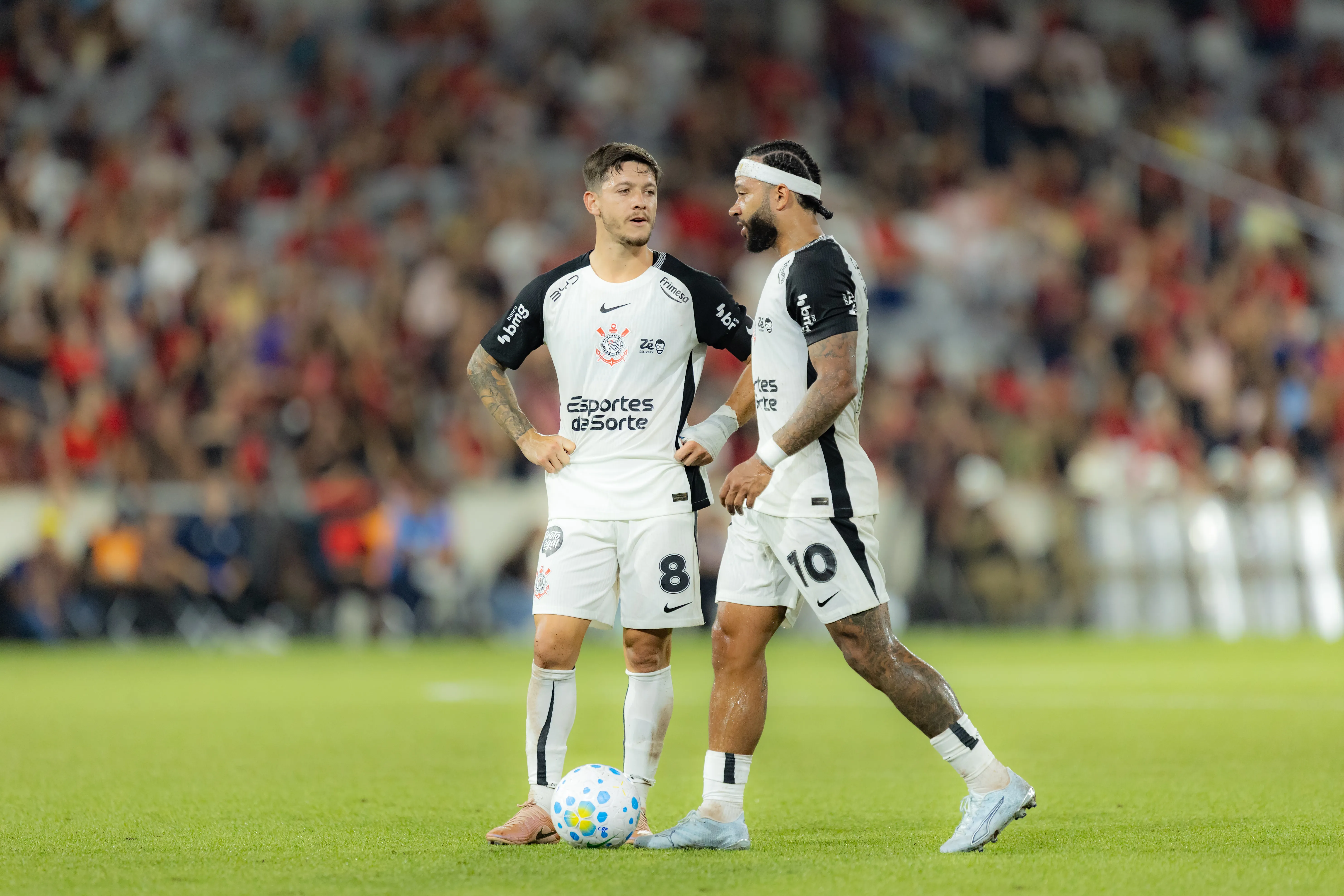 Memphis e Rodrigo Garro atuando no Corinthians – Foto: Paulo De Tarso/AGIF