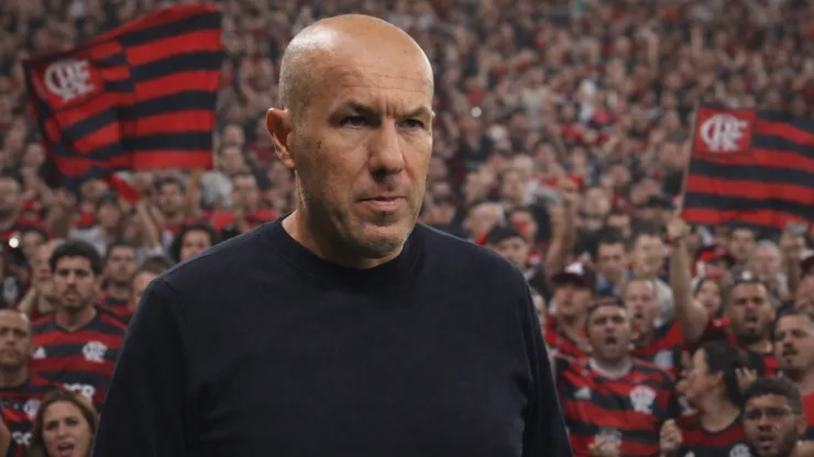 Atitude de Leonardo Jardim no aeroporto provocou insatisfação por parte da torcida. Foto: Gilson Lobo/AGIF - Gerada por IA