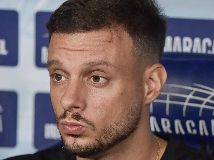 Martín Anselmi é agredido com pedras