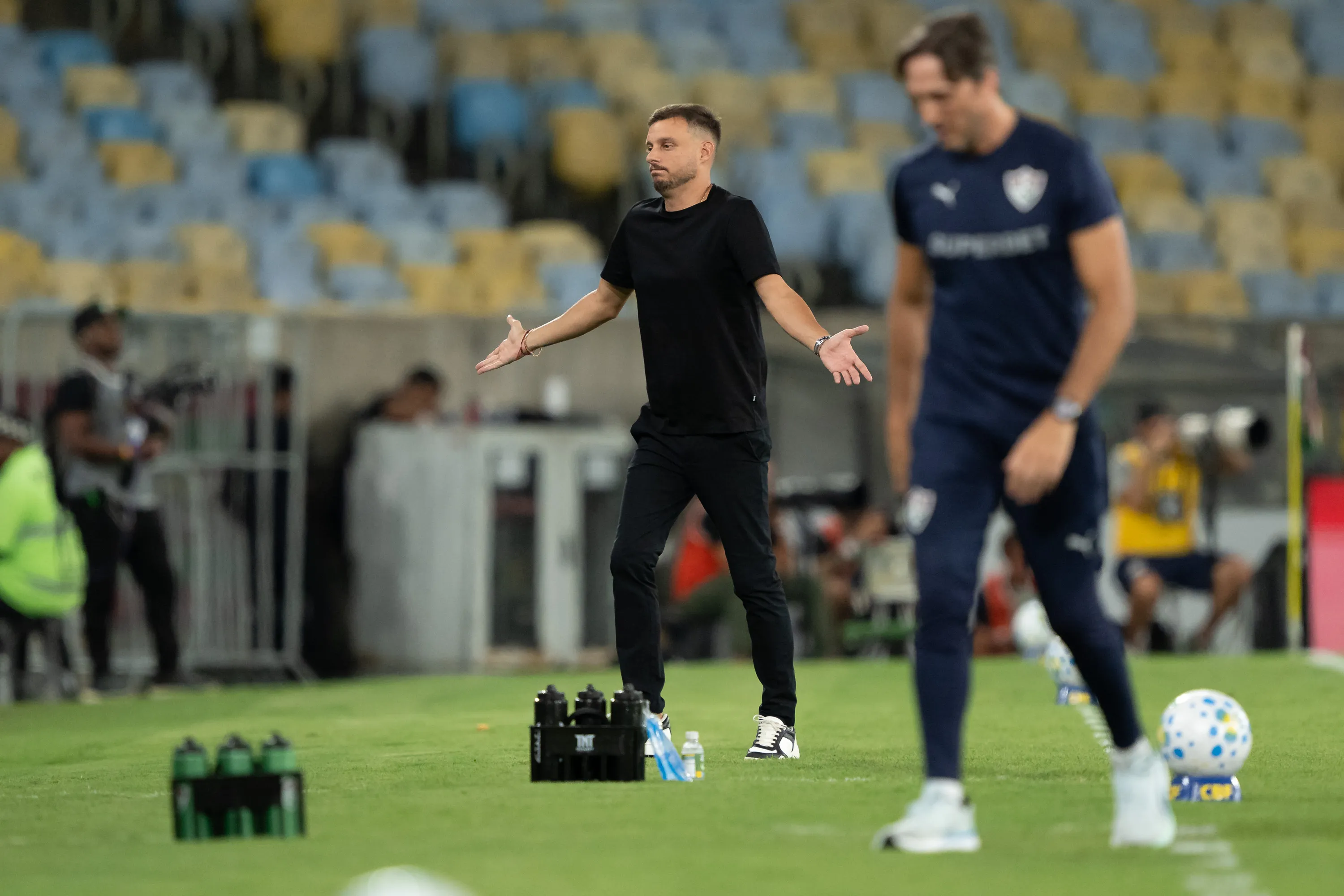 Martin Anselmi tecnico do Botafogo durante partida contra o Fluminense no estadio Maracana pelo campeonato Brasileiro A 2026. Foto: Jorge Rodrigues/AGIF