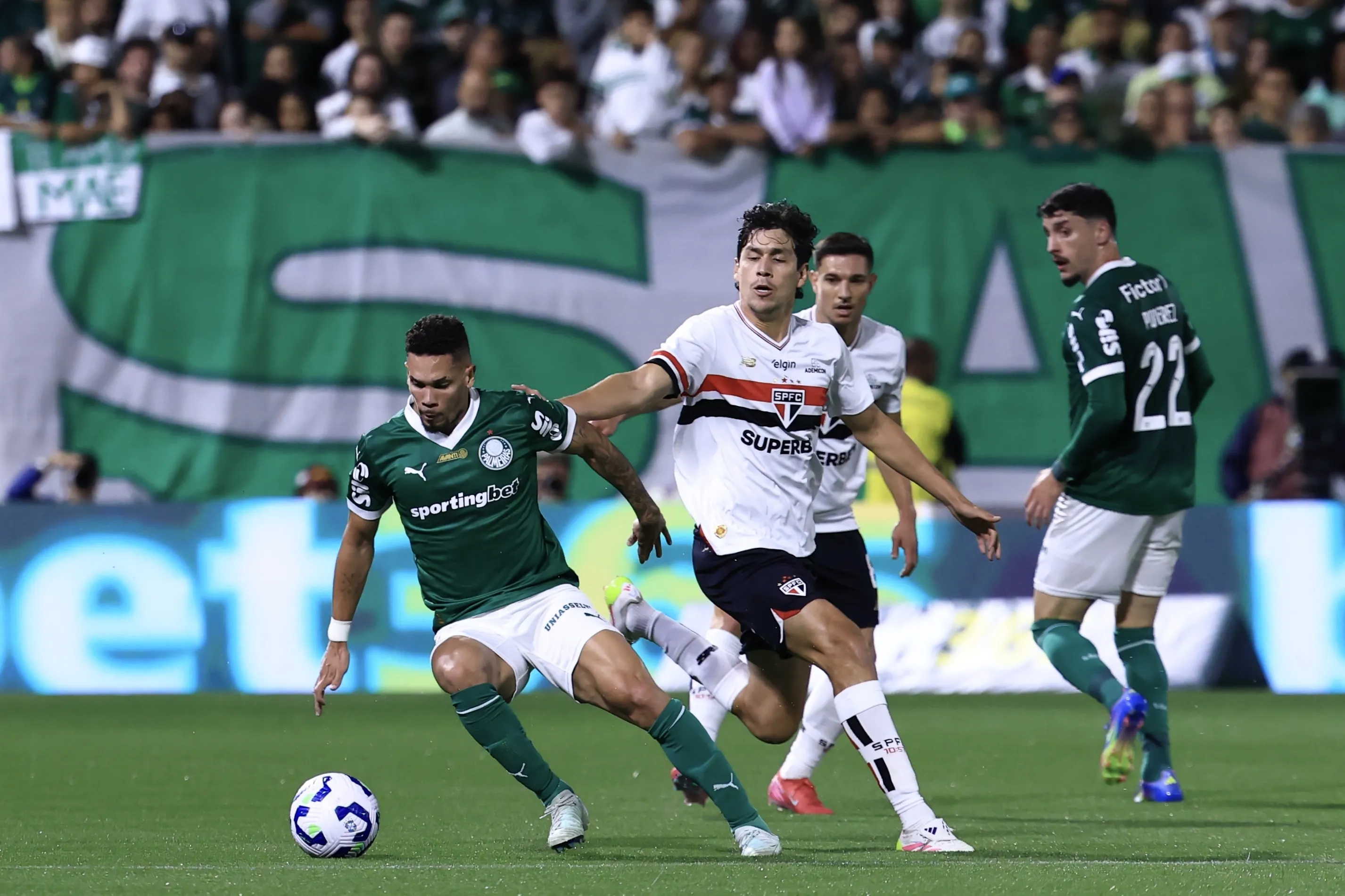 Paulinho jogador do Palmeiras disputa lance com Ferraresi jogador do Sao Paulo durante partida no estadio Arena Barueri pelo campeonato Brasileiro A 2025. Foto: Marcello Zambrana/AGIF