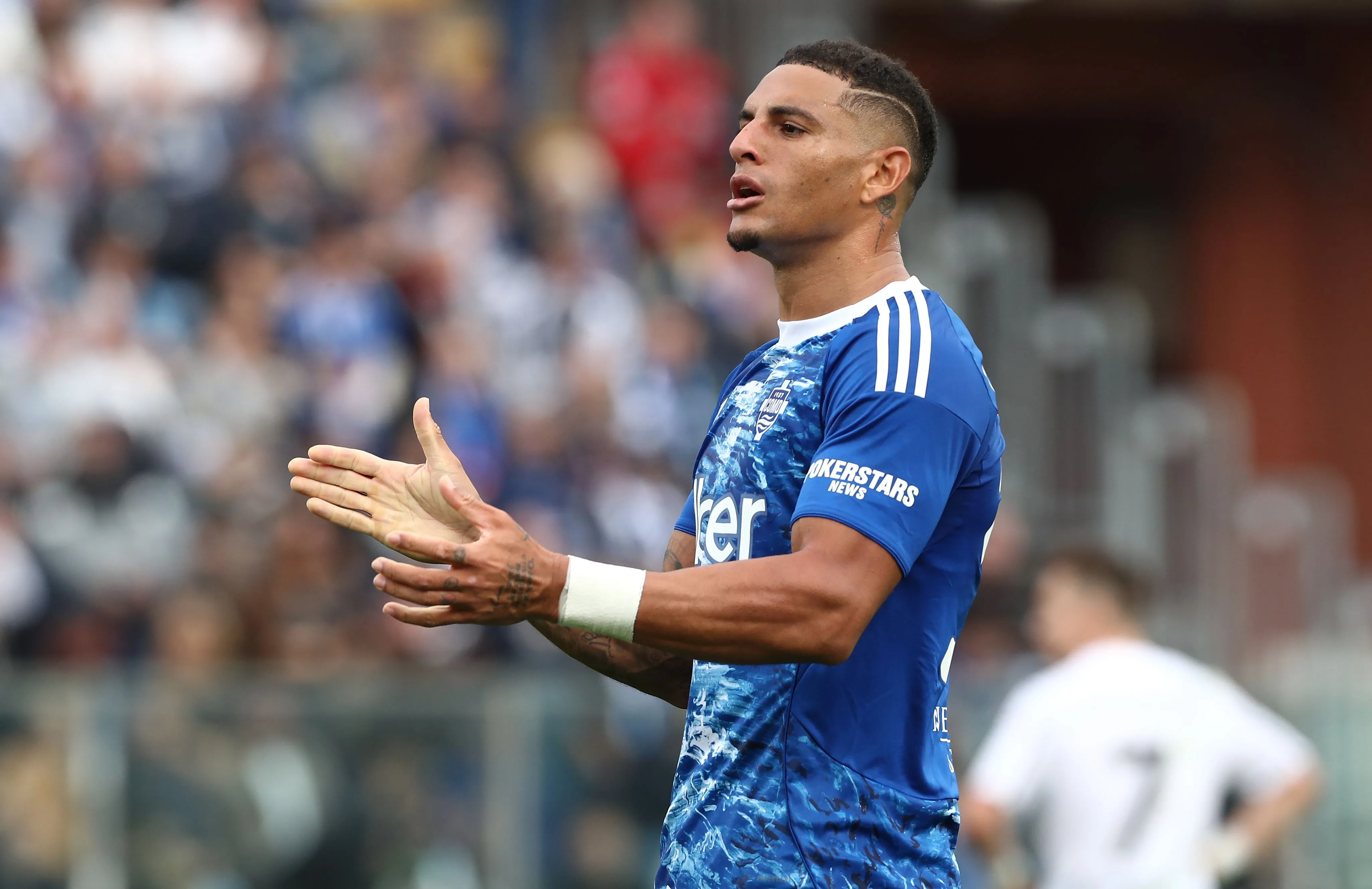 COMO, ITALY – OCTOBER 19: Diego Carlos of Como 1907 reactsduring the Serie A match between Como 1907 and Juventus FC at Giuseppe Sinigaglia Stadium on October 19, 2025 in Como, Italy. (Photo by Marco Luzzani/Getty Images)