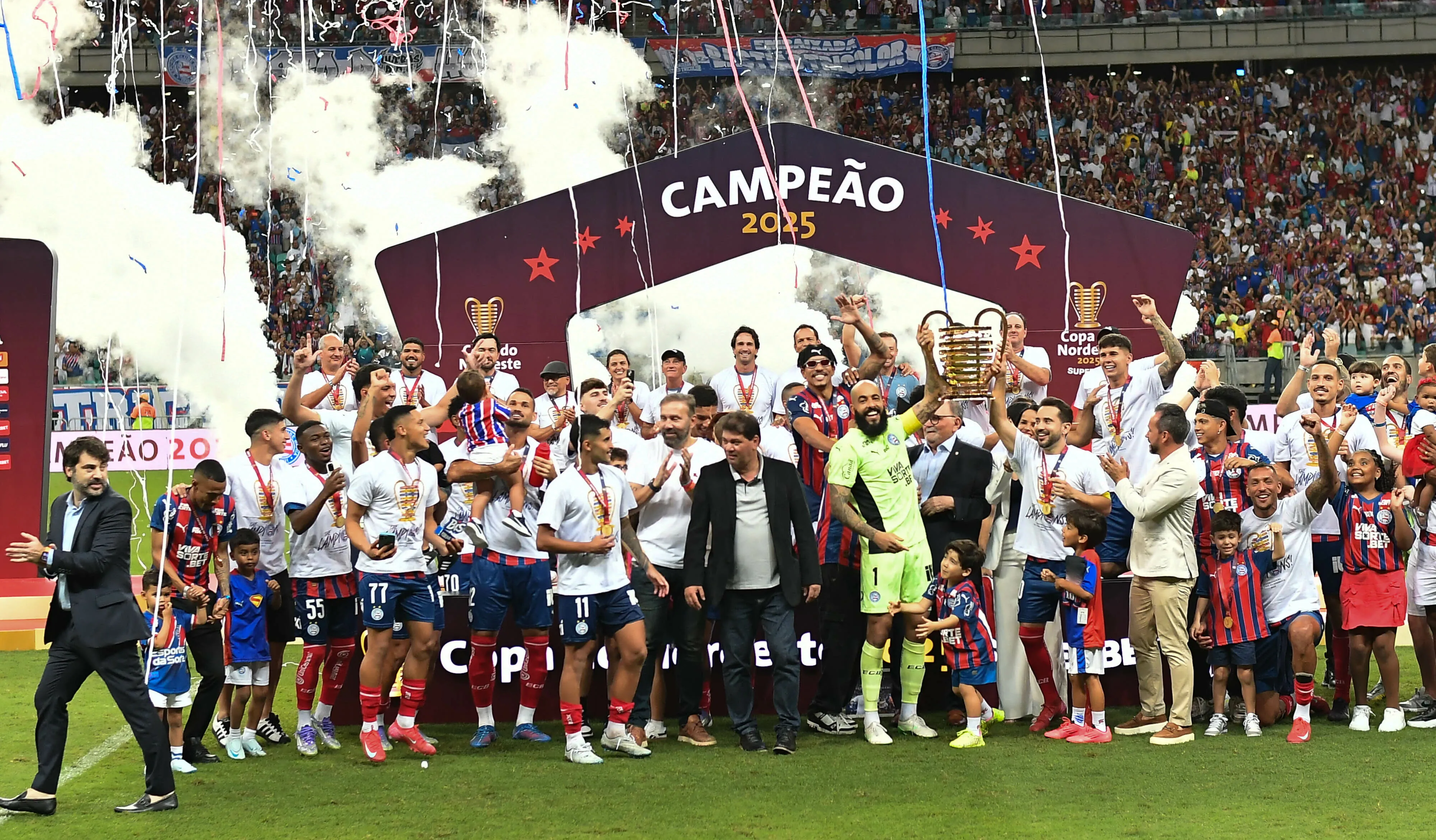 BA – SALVADOR – 06/09/2025 – COPA DO NORDESTE 2025. FINAL, BAHIA X CONFIANCA – Jogadores do Bahia comemoram titulo de campeao durante cerimonia de premiacao apos vitoria contra o Confianca em partida no estadio Fonte Nova pela decisao do campeonato Copa Do Nordeste 2025. Foto: Jhony Pinho/AGIF