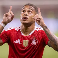 Internacional acerta renovação com Vitinho por mais três anos