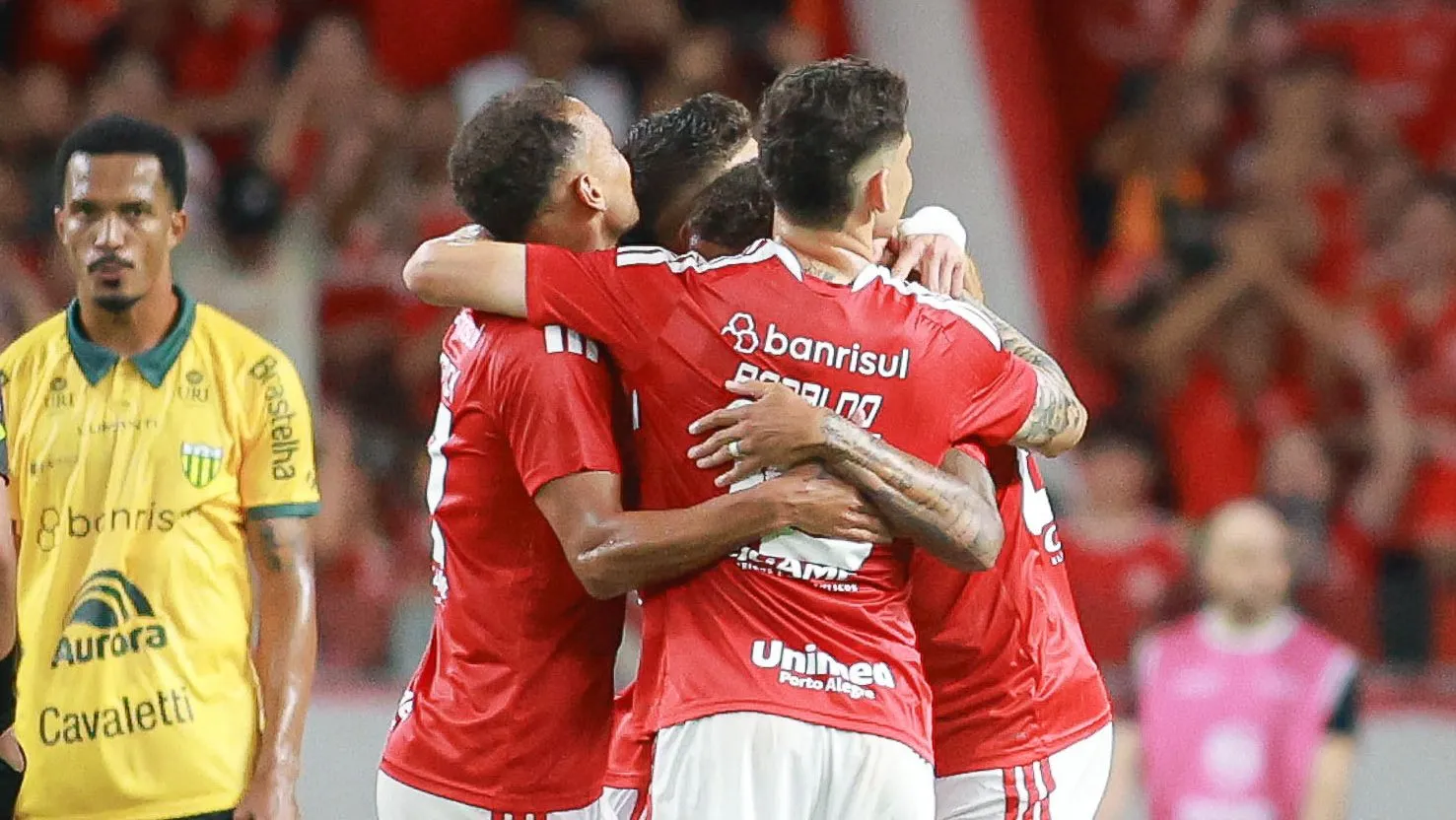 Vitinho jogador do Internacional comemora seu gol com jogadores do seu time durante partida contra o Ypiranga no estadio Beira-Rio pelo campeonato Gaucho 2026. Foto: Maxi Franzoi/AGIF