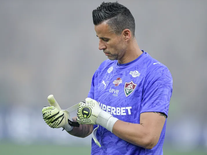 Fluminense avalia mercado para preparar sucessão de Fábio no gol
