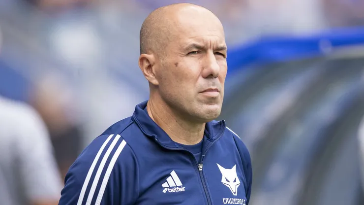 Leonardo Jardim tecnico do Cruzeiro durante partida contra o Fluminense no estadio Mineirao pelo campeonato Brasileiro A 2025. Foto: Fernando Moreno/AGIF