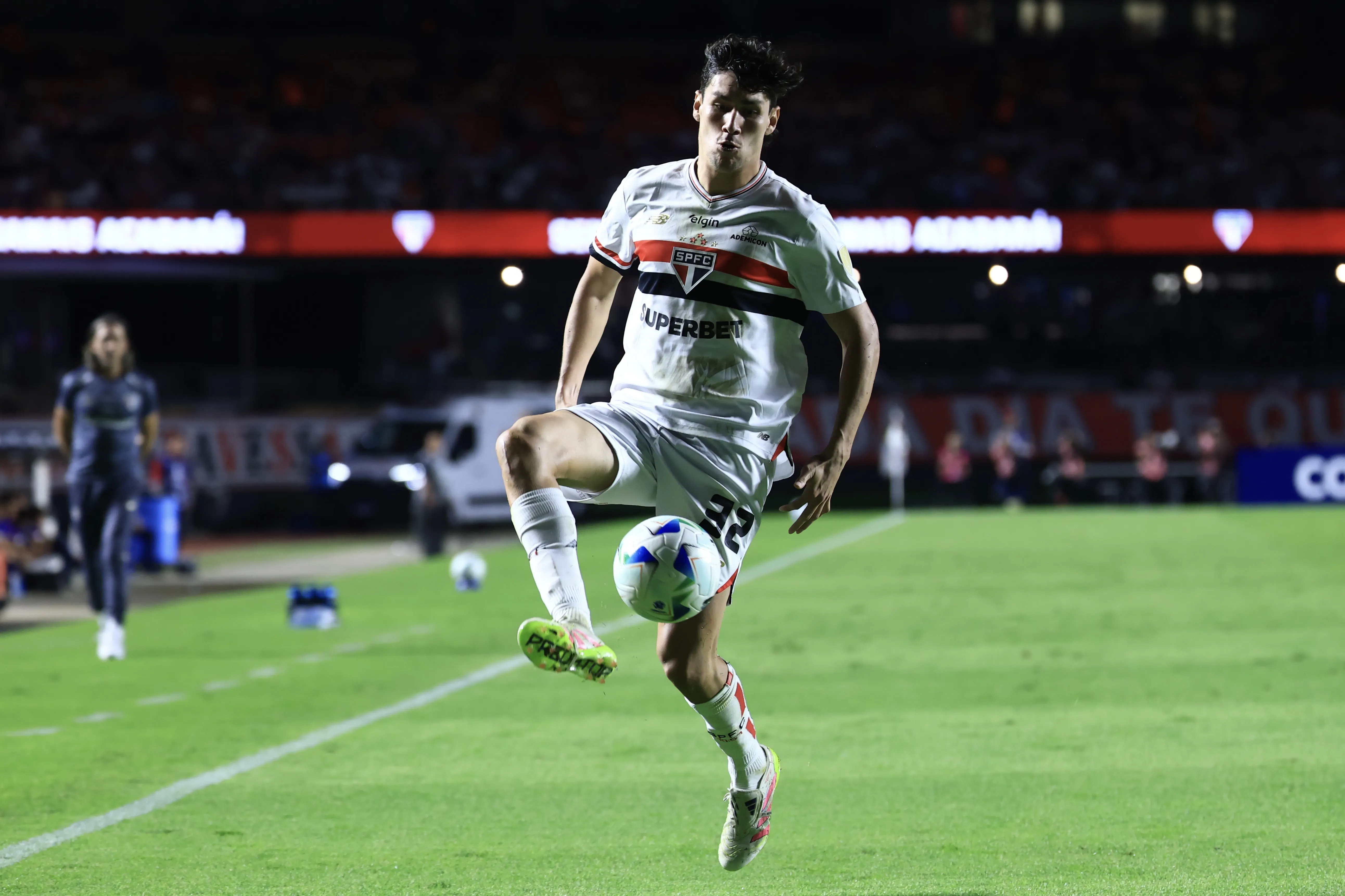 Ferraresi atuando no São Paulo em 2025 –  Foto: Marcello Zambrana/AGIF