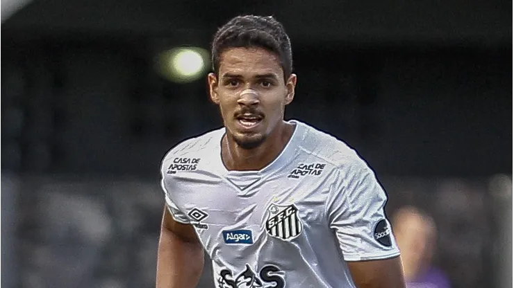 SANTOS, BRAZIL - AUGUST 25: Lucas Verissimo of Santos controls the ball during a match between Santos and Fortaleza for the Brasileirao Series A 2019 at Vila Belmiro Stadium on August 25, 2019 in Santos, Brazil. (Photo by Miguel Schincariol/Getty Images)