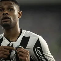 Júnior Santos desembarca no Rio para fechar com o Botafogo