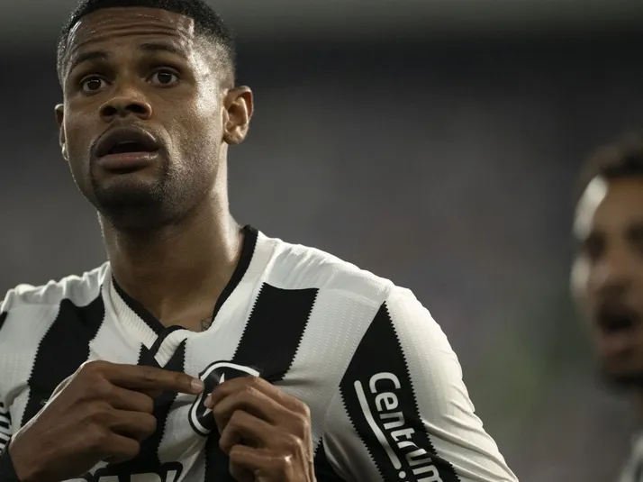 Júnior Santos desembarca no Rio para fechar com o Botafogo