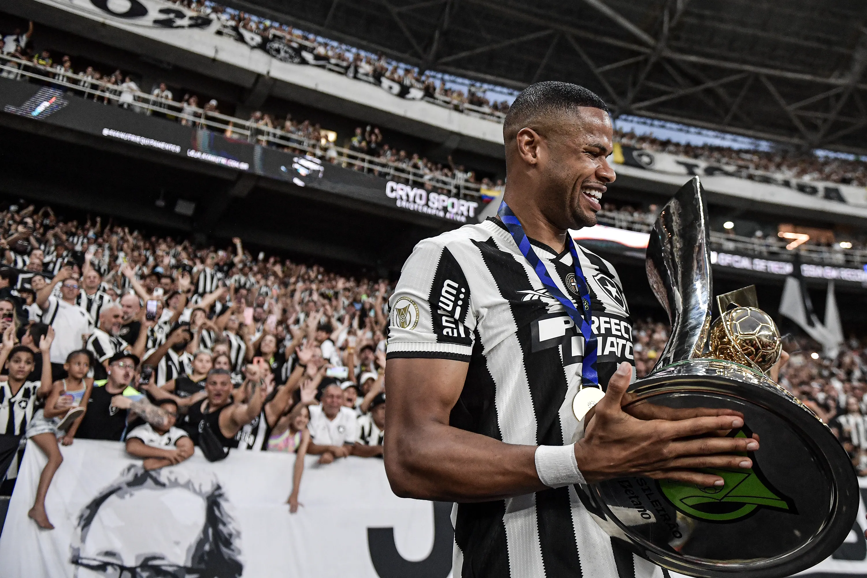 Junior santos Jogador do Botafogo comemoram titulo de campeao durante cerimonia de premiacao apos vitoria contra o Sao Paulo em partida no estadio Engenhao pela decisao do campeonato Brasileiro A 2024. Foto: Thiago Ribeiro/AGIF