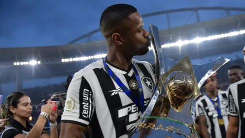 Junior Santos jogador do Botafogo levanta a taca de campeao durante cerimonia de premiacao ao final da partida contra o Sao Paulo no estadio Engenhao pela decisao do campeonato Brasileiro A 2024. Foto: Thiago Ribeiro/AGIF