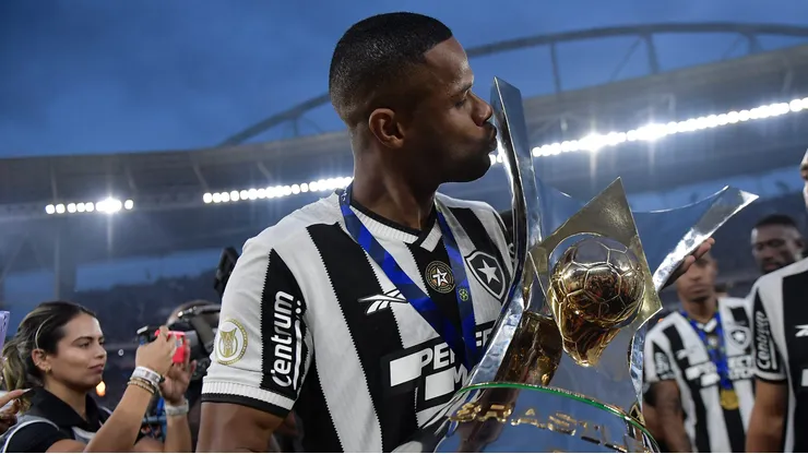 Junior Santos jogador do Botafogo levanta a taca de campeao durante cerimonia de premiacao ao final da partida contra o Sao Paulo no estadio Engenhao pela decisao do campeonato Brasileiro A 2024. Foto: Thiago Ribeiro/AGIF