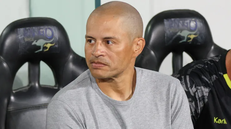 Alex De Souza tecnico do Operario durante partida contra o Athletico-PR no estadio Arena da Baixada pelo campeonato Paranaense 2026. Foto: Robson Mafra/AGIF