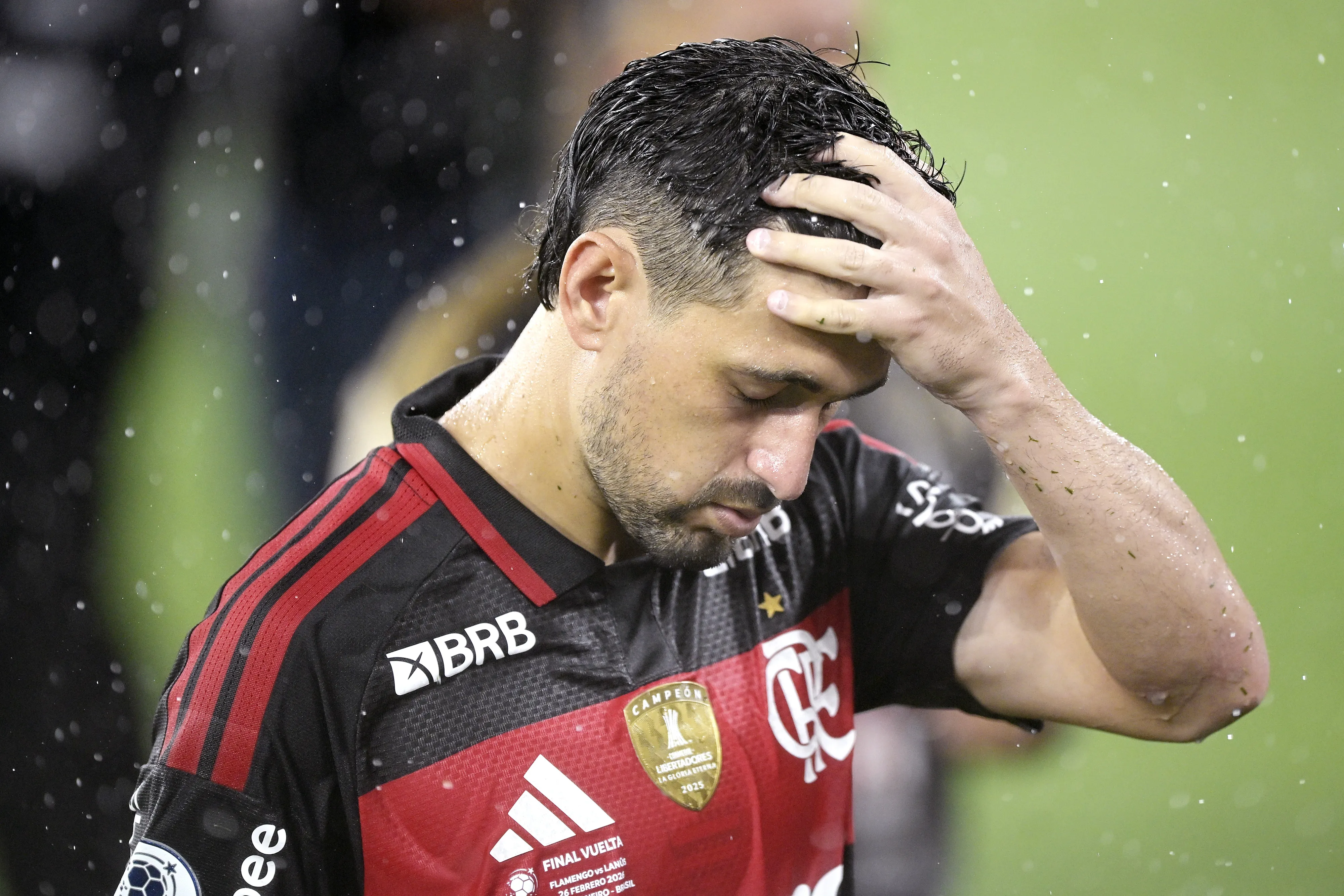 De Arrascaeta jogador do Flamengo lamenta derrota apos a partida contra o Lanus no estadio Maracana pelo campeonato Recopa Sulamericana. Foto: Alexandre Loureiro/AGIF