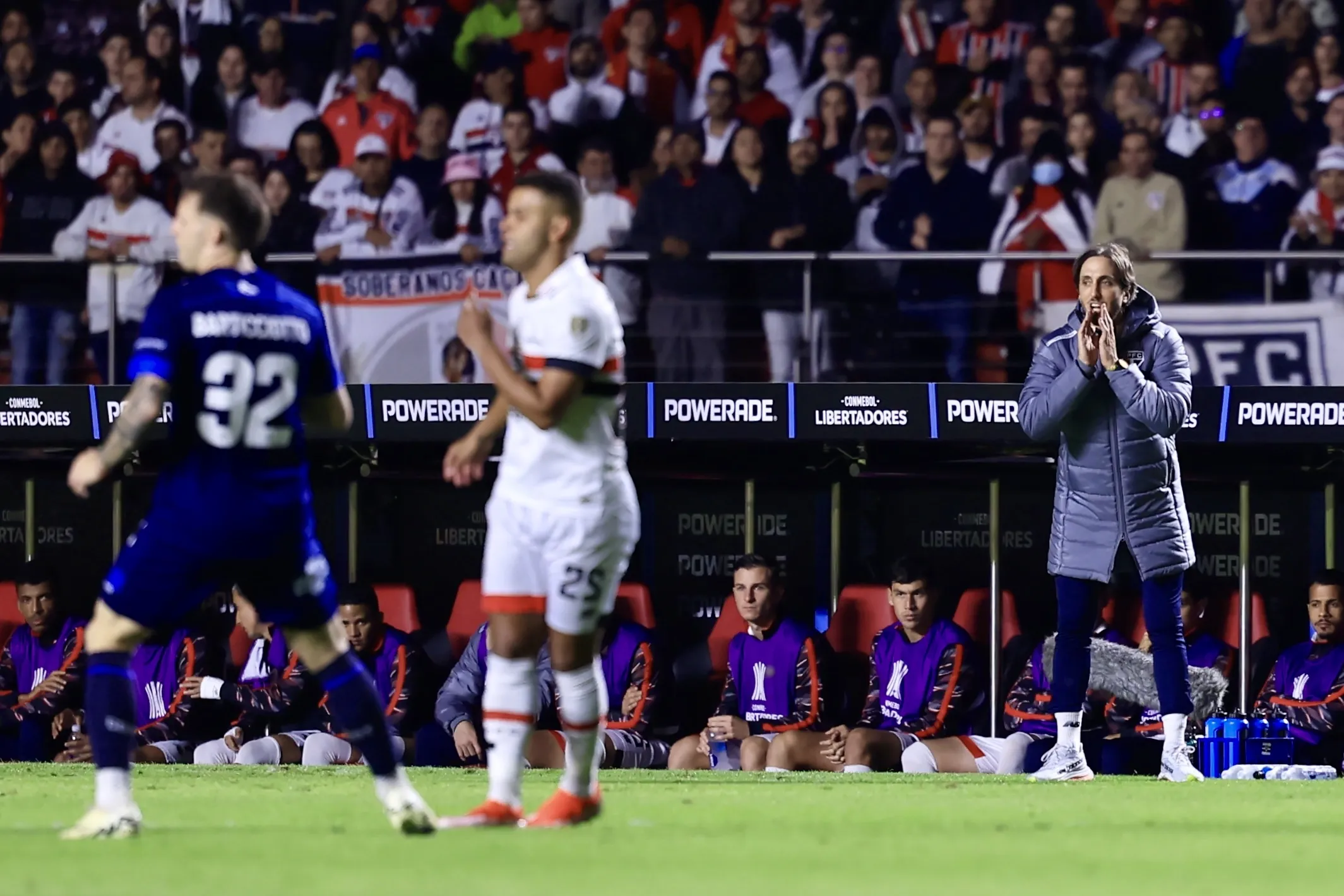 Luis Zubeldia passa instruções para Alisson durante duelo da Copa Libertadores. Foto: Marcello Zambrana/AGIF
