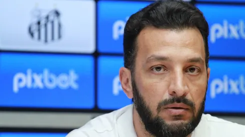 Apresentacao de novo reforco para o Santos Futebol Clube Rodrigo Fernandez, realizada na tarde dessa quinta (31), na Vila Belmiro. Na foto esta o gerente de futebol do clube Edu Dracena.