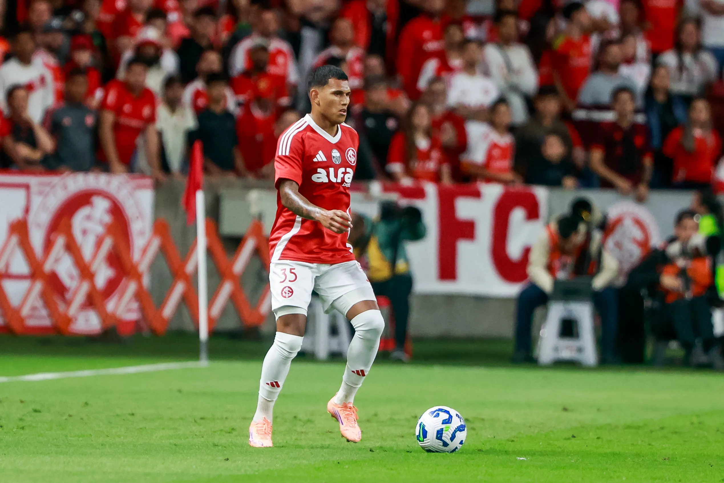 RS – PORTO ALEGRE – 24/11/2025 – BRASILEIRO A 2025, INTERNACIONAL X SANTOS – Aguirre jogador do Internacional durante partida contra o Santos no estadio Beira-Rio pelo campeonato Brasileiro A 2025. Foto: Luiz Erbes/AGIF