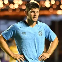 Sem jogar, trio de veteranos assume papel de liderança no Grêmio