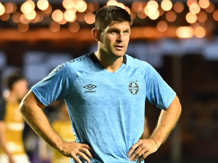 Sem jogar, trio de veteranos assume papel de liderança no Grêmio