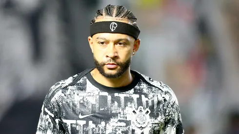 Corinthians segue avaliando possibilidade de renovar com Depay.