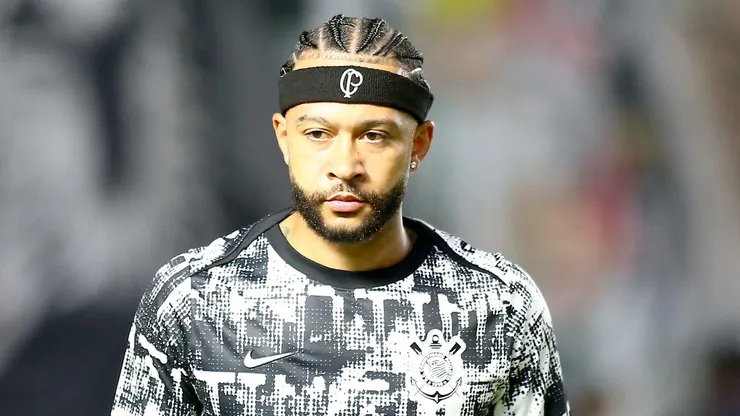 Corinthians segue avaliando possibilidade de renovar com Depay.